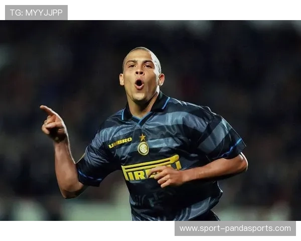 足球球星摇头瞬间引发全场轰动展现独特魅力与激情